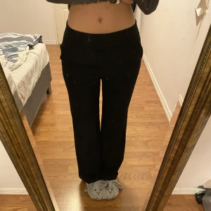 Kostymbyxor från Vero Moda  - Endast använda under en veckas prao för längesen. Köpt för 500 kr i butik. Strl Xs/32 men passar mig som brukar ha s oxå eftersom midjan har scrunch 💞 är 165cm