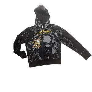 en tvär fet ed hardy zip. den är croppad