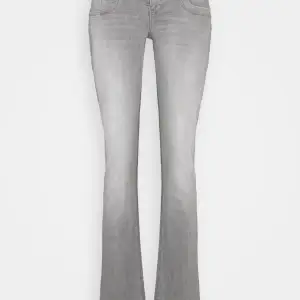 Säljer ett par jättefina ljusgråa slutsålda ltb valerie jeans i strl 34/32 🩷 säljer pågrund av missuppfattade och trodde det var cm istället för tum (storleken motsvarar ungefär 44 i vanlig storlek)