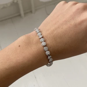 Armband swarovski - Armband från Swarovski, nypris 1850kr. Säljer för 300kr eller bud. Väl använd och går helt säkert att fixa till/fräscha upp. Skickar i skicket den är i. 
