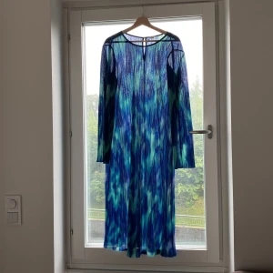 Klänning  - Plisserad klänning från monki! 