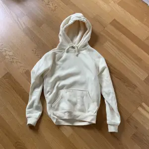 Säljer denna hoodie från bikbok i storlek xs 