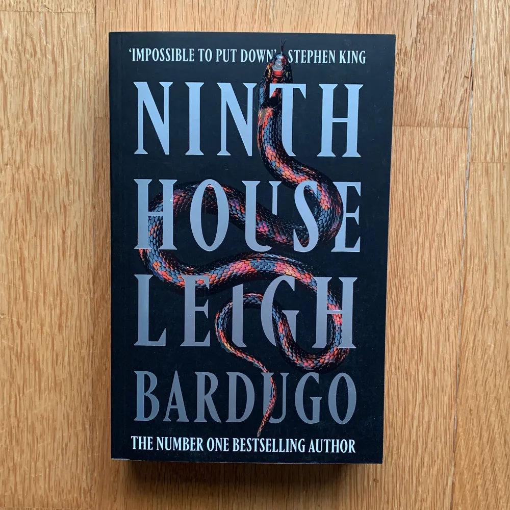 Säljer boken ninth house skriven av Leigh Bardugo. Väldigt bra skick, endast påbörjad. Var för läskig för min smak. Men passar nog perfekt för hösten för den som gillar skräck och mörka teman samt lite Dark Academia vibes. . Övrigt.