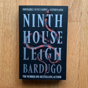 Ninth house  - Säljer boken ninth house skriven av Leigh Bardugo. Väldigt bra skick, endast påbörjad. Var för läskig för min smak. Men passar nog perfekt för hösten för den som gillar skräck och mörka teman samt lite Dark Academia vibes. 