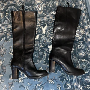 Höga boots från Buffalo London - Höga boots från märket Buffalo London i bra skick. De är lite slitna längst ner vid klacken (se bild 3) annars är dem i jättebra skick. Skicka gärna för fler bilder.