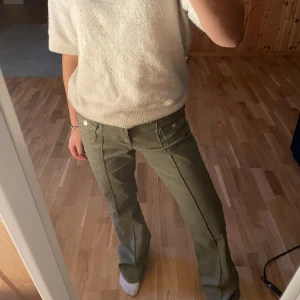 Populära gröna hm jeans - Säljer mina populära slutsålda hm jeans i grönt. Storlek 40. Skriv på dm för fler bilder❤️‍🔥