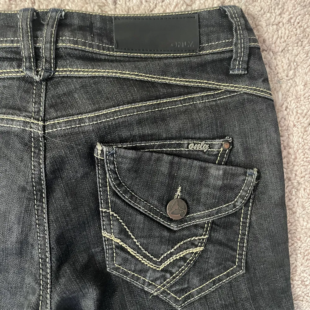 ett par svarta/mörkgrå jeans från märket Only, köpt på secondhand men aldrig använts. Som i nyskick! . Jeans & Byxor.