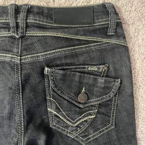 ett par svarta/mörkgrå jeans från märket Only, köpt på secondhand men aldrig använts. Som i nyskick! 