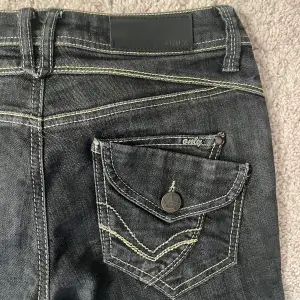 ett par svarta/mörkgrå jeans från märket Only, köpt på secondhand men aldrig använts. Som i nyskick! 