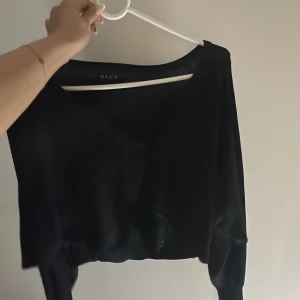 Kofta - Lite oklar bild…. Skriv för fler!! Oanvänd kosta som e extremt snygg i anrmarna och är väldigt trendig! Strl S