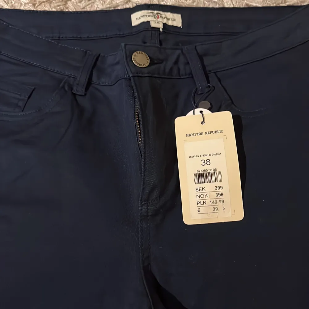 Ett par jättefina jeans från Lindex i ett ny skick.Orginal pris 400 säljer för 160kr. Jeans & Byxor.