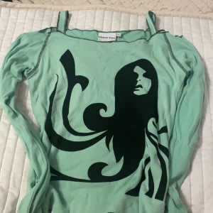 Tröja med tryck  - Denna coola tröja som är köpt second hand kommer tyvärr inte till användning. Står 158/164 men skulle säga S eller tajt M