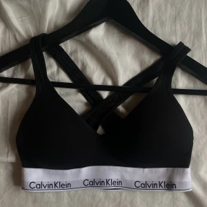Calvin Klein  - Oandvänd Calvin Klein topp. Storlek B75 (s,xs) pris kan diskuteras 