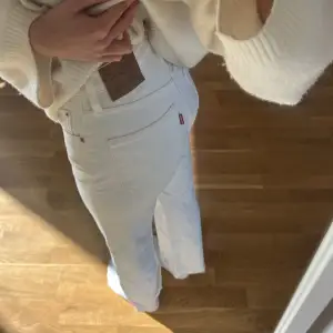 Vita Levis jeans i modellen ribcage straight! Storlek W24/L32. Helt vita så i bra skick!🤍