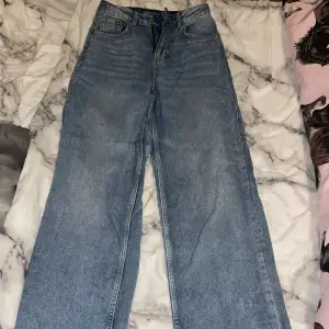 Blå jeans från H&M, mycket sparsamt använda och i bra skick!  De är i storlek 34 men passar bra på mig som vanligtvis har 36. Tveka inte att höra av er om frågor! Kontakta mig innan ni använder köp nu🥰
