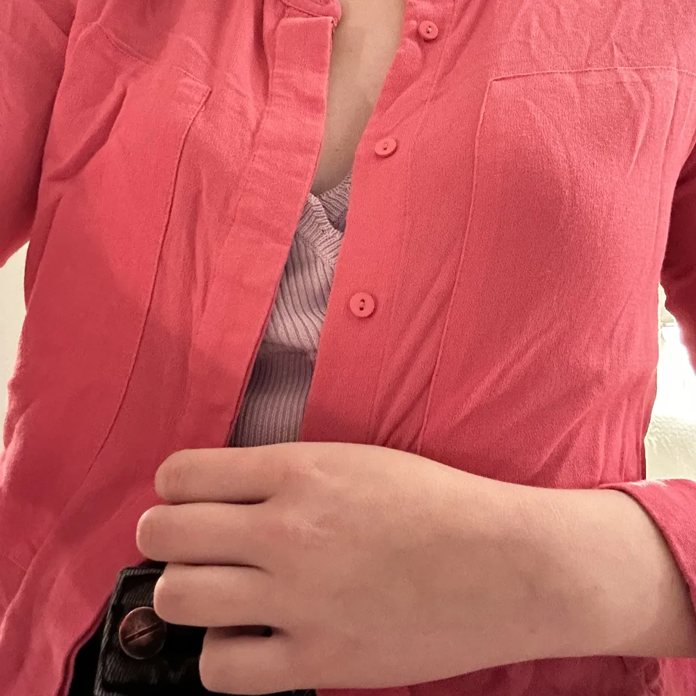 Rosa skjorta i storlek från JUST FEMALE i storlek S.  Köparen står för frakten :). Skjortor.