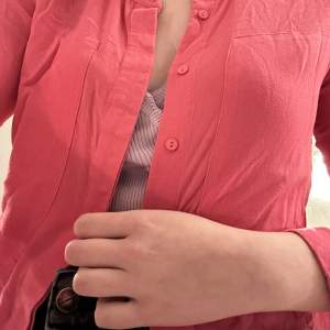 Rosa skjorta i storlek från JUST FEMALE i storlek S.  Köparen står för frakten :)