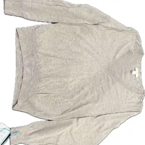 Grå stickad tröja i storlek S. 8/10 skick, inga defekter.
