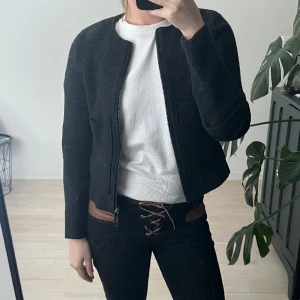 Kofta från Zadig - Jättefin kofta med coola detaljer från Zadig & Voltaire💕💕Står storlek M 