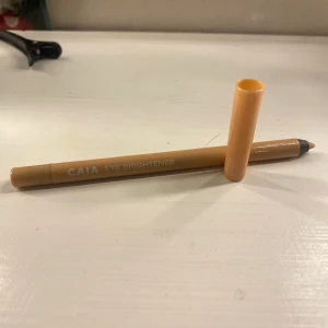 Eye brighter caia - Säljer en super fin eye brighter från Caia då jag inte använder mig utav den💘 produkten är aldrig använd❤️ ”nypris”