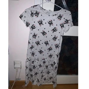 Kortärmad klänning ny - Aldrig använd! Storlek 158/164. Grå med kaniner