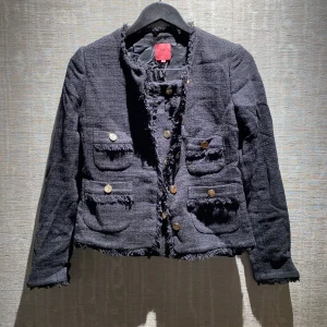  Matchande tweed set | Veronica Virta - Ett matchande set med svart tweed kjol och kavaj med guldknappar från märket Veronica Virta. Båda är i storlek XS. Skriv privat för mer bilder och info.