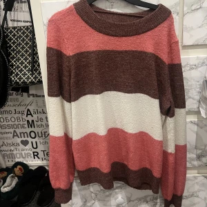 Rosa stickad  - Fin stickad tröja som inte kommer till användning längre. Från vero moda i storlek s, 100kr.