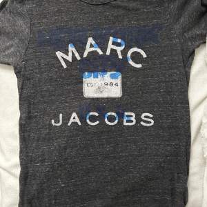 Mörkgrå t-shirt från Marc Jacobs köpt i Miami i storlek S💖