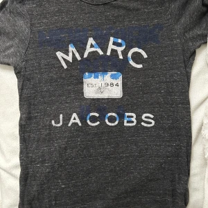 Marc Jacobs T-Shirt - Mörkgrå t-shirt från Marc Jacobs köpt i Miami i storlek S💖