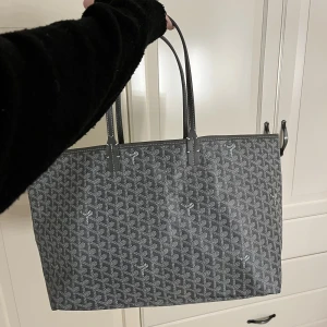 Väska - Goyard liknande väska i mycket fint skick. 💕