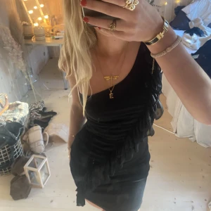 Klänning  - SUPER snygg klänning, perflet till nyår ❣️❣️❣️sitter jätte nice och är väldigt bra kvalitet!!