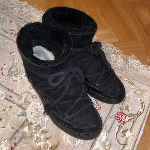 Super snyggavinter skor från inukkis som köptes förra på NK i Stockholm.💗 I fint skick💗