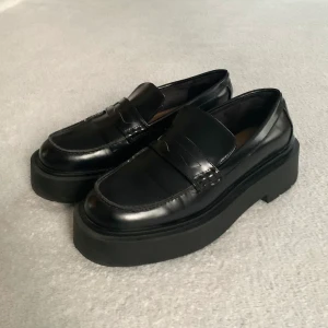 Loafers - Svarta loafersskor i typ läder med lite platå, originellt från H&M! 💕