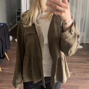 Zara blus  - Otroligt fin blus/overshirt från Zara i nyskick! Storlek M men passar även XS och S