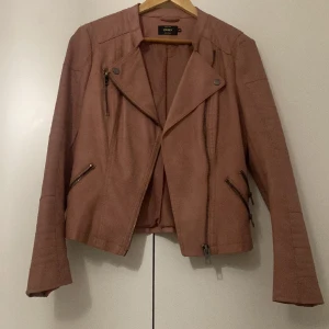 Skinjacka - Fin skinjacka i gott skick förutom där den gått upp vid armen som ni ser på sista bilden där jag behövt sy ihop annars är den i gott skick