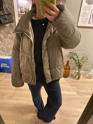 Dunjacka - As najs puffer jacket!! Så fin typ grön/grå färg och jättenajs till vintern. Älskar ”kragen”!! Jag är 169cm som referens😁❤️