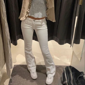Lågmidjade bootcut - Säljer dessa super fina lågmidjade bootcut från 7 for all mankind, nypris 2500kr, säljer för 550❤️om du är osäker fråga om mått!