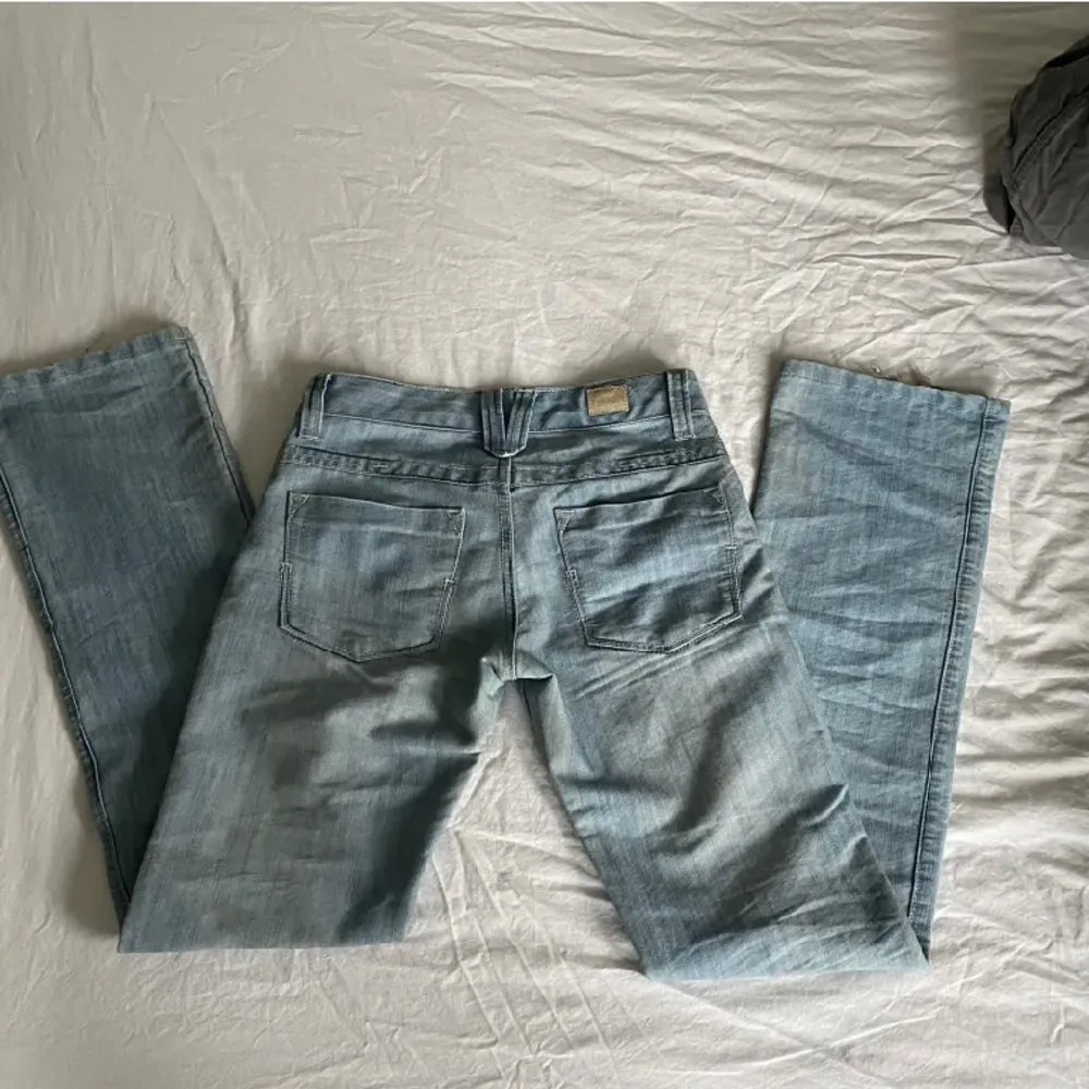Säljer dessa jeans då dem inte kommer till andväning längre. Lånade bilder. Midjemått:36-37 cm rakt över, innerbensmått: 84 cm Bred längst ner på benet: 21 cm 💕❤️ Frakten kan variera! . Jeans & Byxor.