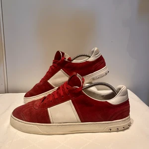  Valentino Flycrews  - Valentino Garavani flycrews- storlek 45 - skorna är väl använda men har fortfarande mycket kvar att ge! (2 nitar saknas) - vid frågor eller funderingar är det bara att skriva!