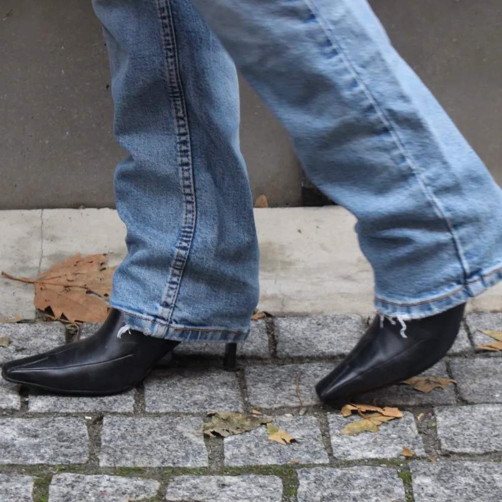Beställningar görs via vår hemsida: thrifteddesign.one.    Ett par spetsiga boots med 5,5 cm hög klack. . Skor.
