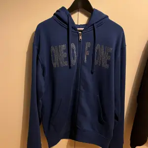 One of one zip hoodie nästan helt ny använd en gång storlek M/ vid frågor eller funderingar är det bara höra av sig!