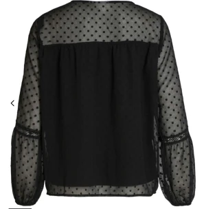  Blus - Nyskick, aldrig använd prislapp kvar. Super populär, snygg blus från Vila. Skriv för fler bilder💗