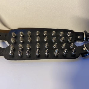 Nitarmband  - Nitarmband skruv med 4 rader. Lite sämre skick (se sista bilden). 