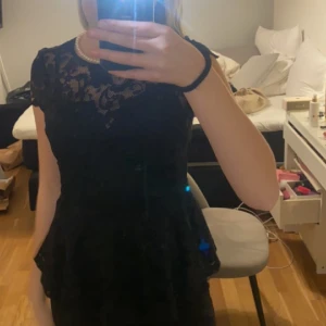 Spetströja  - Spets topp från Gina med volang nertill. Strl S.