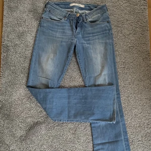 Wrangler jeans - Flared jeans från Wrangler som blivit för små för mig! Skriv för bild där man kan se hela jeansen❤️