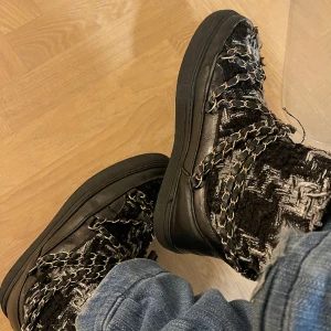 Inuikkii vinterskor - Inuikkii skor köpte för två år sen, säljer pga jag inte använder dem längre, dem har tappat lite färg på kedjorna, dem är någorlunda använda men skulle fortfarande säga att de är vid tillfredsställande skick,nypris 3499kr.