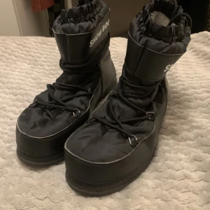 Snow Boots - Ett par ”snow boots” (någon typ av fake moonboot/inuikii sko) som jag köpte på sellpy förra vintern. De är fodrade och väldigt varma🌨️❄️