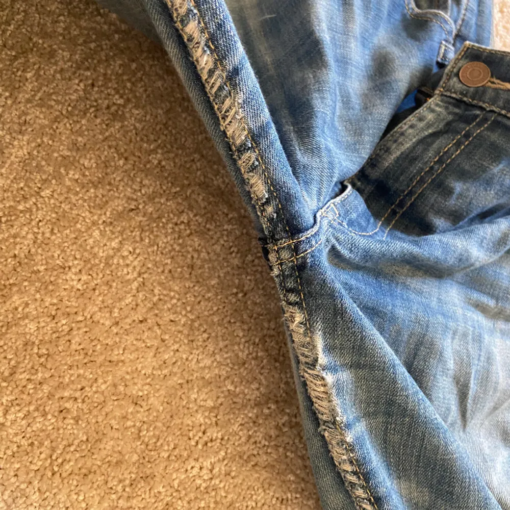 Snygga jeans från levi’s. Passar någon som är runt 165cm. . Jeans & Byxor.