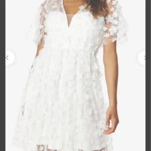 Student klänning - Säljer denna super fina student klänningen!! Kommer tyvärr inte till användning.   Aldrig använd   Storlek medium, 38 men passar s-36 med🤍 1099kr originalpris Skriv vid fler funderingar ☕️