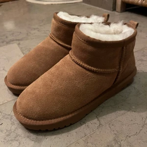 Uggs från Sofie schnoor.  - Modell: låga Storlek: 40( skulle säga 38/39) små i storlek. Helt oanvända. Ordinarie pris  829kr. Äkta läder och fårull. 